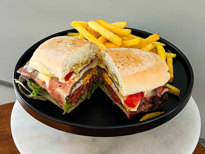 Sándwich Costa Azul con papas